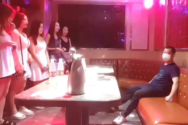 全网商K 独家 选 妃 一排美女 175cm高挑 妹 子 灯红酒绿下 裸 体 相见交合